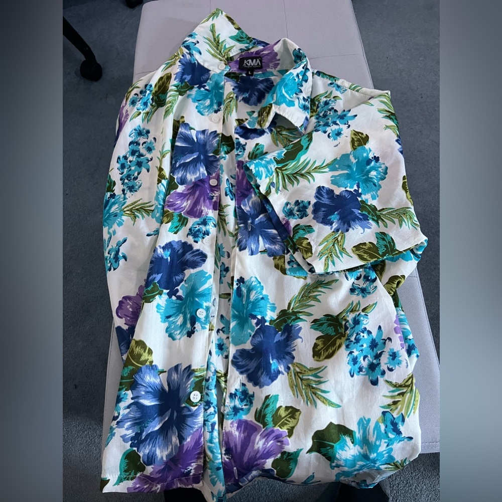 Short sleeved Hawaiian shirt!!